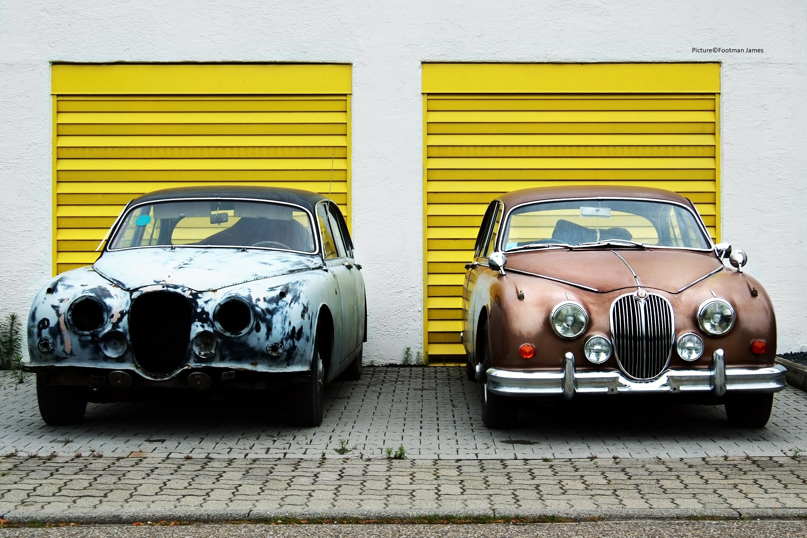 sorn. Image of two classic Jaguar Mk2s
